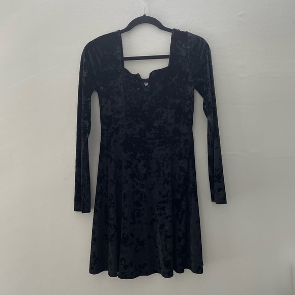 DRESSES - Picture 2 of 8